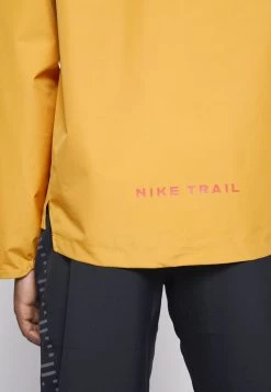 Nike Performance Herren TRAIL JACKET - Outdoorjacke - Light Curry/habanero Red 17 Nike Performance Herren TRAIL JACKET - Outdoorjacke - Light Curry/habanero Red -Angebote Nike Store 32848e53fe1a47cdaf90bbe5281ae205
