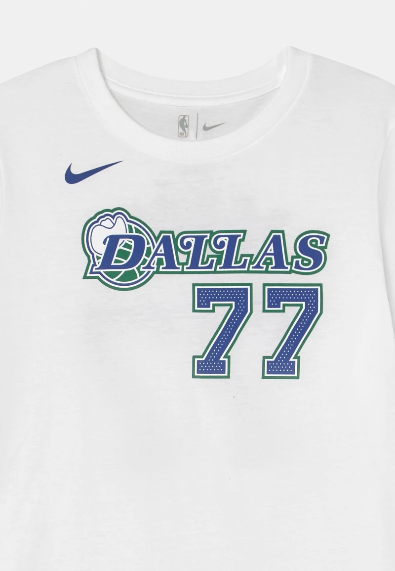 Nike Performance NBA DALLAS MAVERICKS LUKA DONCIC ESSENTIAL MIXTAPE TEE UNISEX - Vereinsmannschaften - White 3 Nike Performance NBA DALLAS MAVERICKS LUKA DONCIC ESSENTIAL MIXTAPE TEE UNISEX - Vereinsmannschaften - White – Bild 3