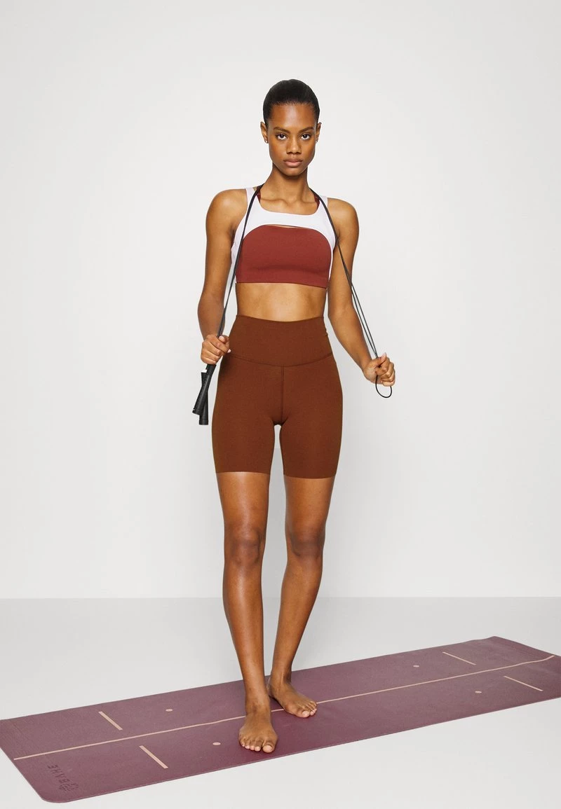 Nike Performance Damen THE YOGA LUXE SHORT - Tights - Oxen Brown/iron Grey 2 Nike Performance Damen THE YOGA LUXE SHORT - Tights - Oxen Brown/iron Grey – Bild 2