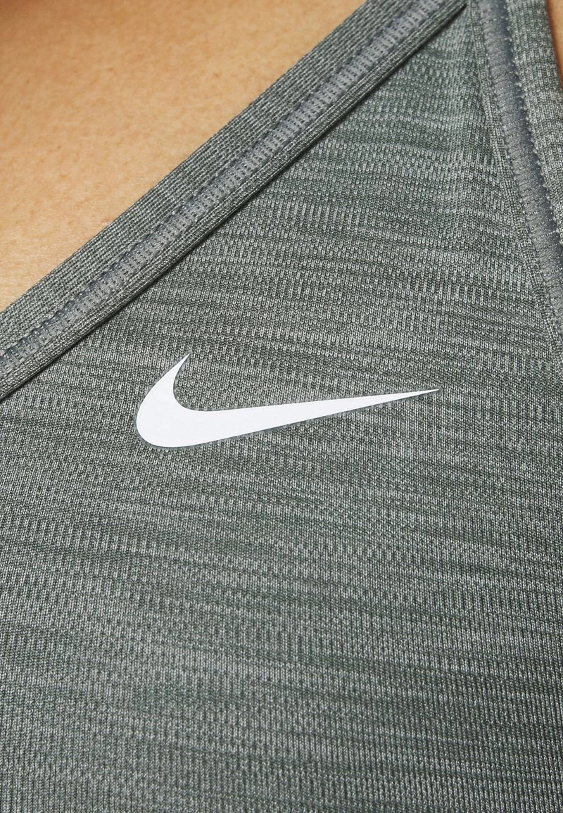 Nike Performance INDY V NECK BRA - Sport-BH Mit Leichter Stützkraft - Smoke Grey/pure/black/white | Damen 5 Nike Performance INDY V NECK BRA - Sport-BH Mit Leichter Stützkraft - Smoke Grey/pure/black/white | Damen – Bild 5