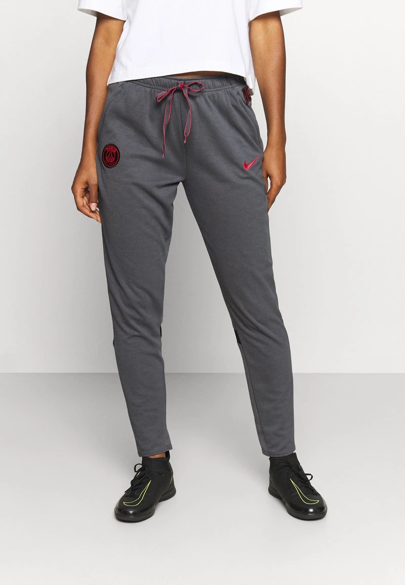 Nike Performance Damen PARIS ST GERMAIN TRAVEL PANT - Vereinsmannschaften - Dark Grey/black/siren Red 1 Nike Performance Damen PARIS ST GERMAIN TRAVEL PANT - Vereinsmannschaften - Dark Grey/black/siren Red