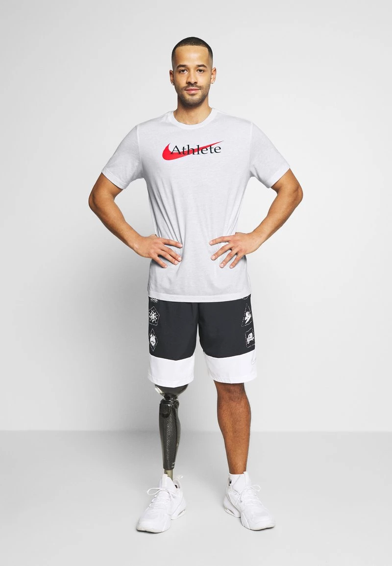 Nike Performance Herren TEE ATHLETE - T-Shirt Print - White/university Red 2 Nike Performance Herren TEE ATHLETE - T-Shirt Print - White/university Red – Bild 2