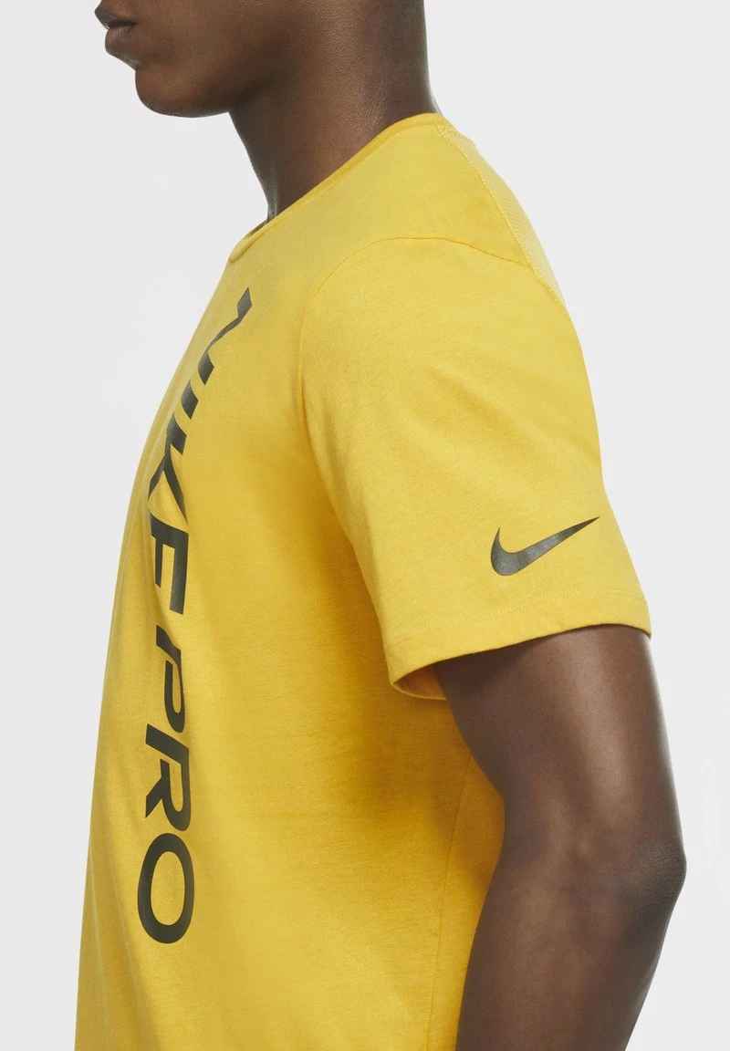 Nike Performance BURNOUT - T-Shirt Print - Dark Sulphur/sequoia | Herren 5 Nike Performance BURNOUT - T-Shirt Print - Dark Sulphur/sequoia | Herren – Bild 5