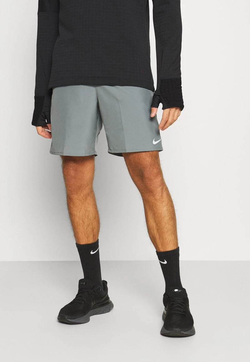 Nike Performance RUN SHORT - Kurze Sporthose - Smoke Grey | Herren 1 Nike Performance RUN SHORT - Kurze Sporthose - Smoke Grey | Herren