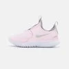 Nike Performance FLEX RUNNER UNISEX - Laufschuh Neutral - Pink Foam/metallic Silver/light Smoke Grey