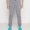 Nike Performance Herren FC LIBERO PANT - Jogginghose - Cool Grey/habanero Red/white