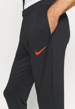 Nike Performance Herren FC PANT - Jogginghose - Black/iridescent/habanero Red 12 Nike Performance Herren FC PANT - Jogginghose - Black/iridescent/habanero Red -Angebote Nike Store 43bb9cc339c24c6a855d862524fda0b7