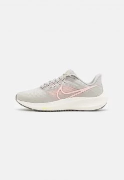 Nike Performance Damen WMNS AIR ZOOM PEGASUS 39 - Laufschuh Neutral - Light Iron Ore/atmosphere/light Orewood Brown/sail/light Madder Root/volt