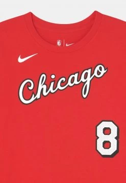 Nike Performance NBA CHICAGO BULLS ZACH LAVINE ESSENTIAL MIXTAPE TEE UNISEX - Vereinsmannschaften - University Red -Angebote Nike Store 48044ff3a18247808992343e6b0f04f3