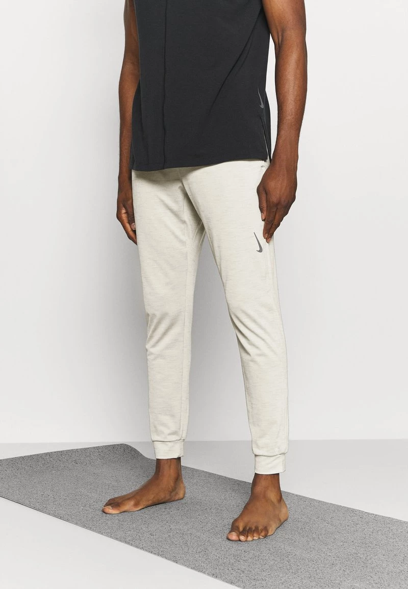 Nike Performance Herren Jogginghose - Light Bone/stone/grey 1 Nike Performance Herren Jogginghose - Light Bone/stone/grey