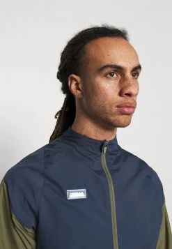 Nike Performance Herren Trainingsjacke - Medium Olive/thunder Blue/clear 11 Nike Performance Herren Trainingsjacke - Medium Olive/thunder Blue/clear -Angebote Nike Store 4a5624d728c14eae9b6b6d36fa2f653e