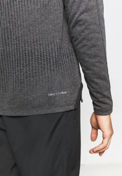 Nike Performance Herren Langarmshirt - Black/iron Grey 9 Nike Performance Herren Langarmshirt - Black/iron Grey -Angebote Nike Store 4c482a0f339b4a1a90958ca7a950175a