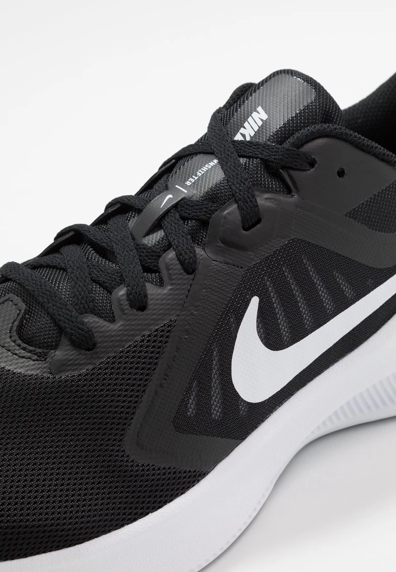 Nike Performance Herren DOWNSHIFTER 10 - Laufschuh Neutral - Black/white/anthracite 6 Nike Performance Herren DOWNSHIFTER 10 - Laufschuh Neutral - Black/white/anthracite – Bild 6