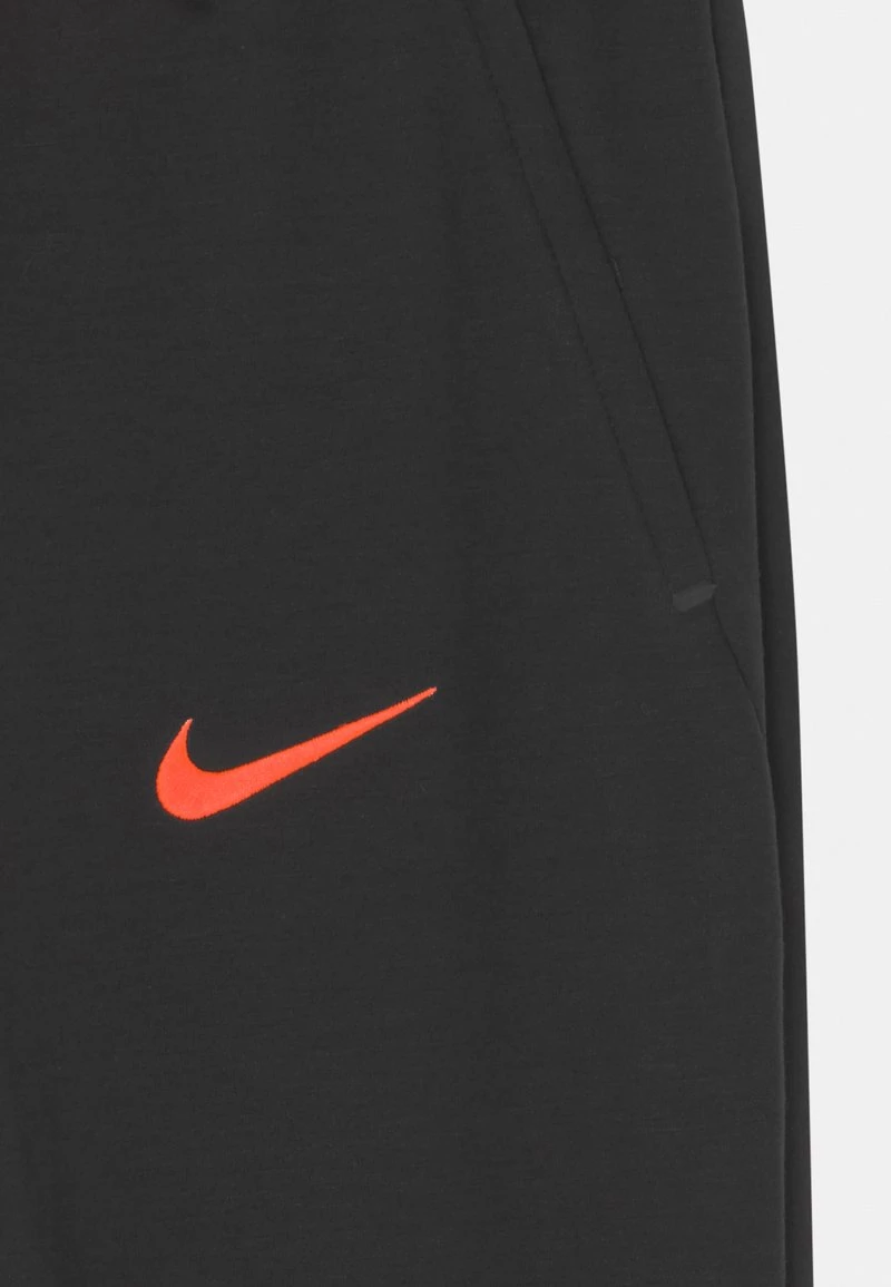 Nike Performance CHELSEA LONDON TRAVEL UNISEX - Vereinsmannschaften - Black/hyper Crimson 3 Nike Performance CHELSEA LONDON TRAVEL UNISEX - Vereinsmannschaften - Black/hyper Crimson – Bild 3