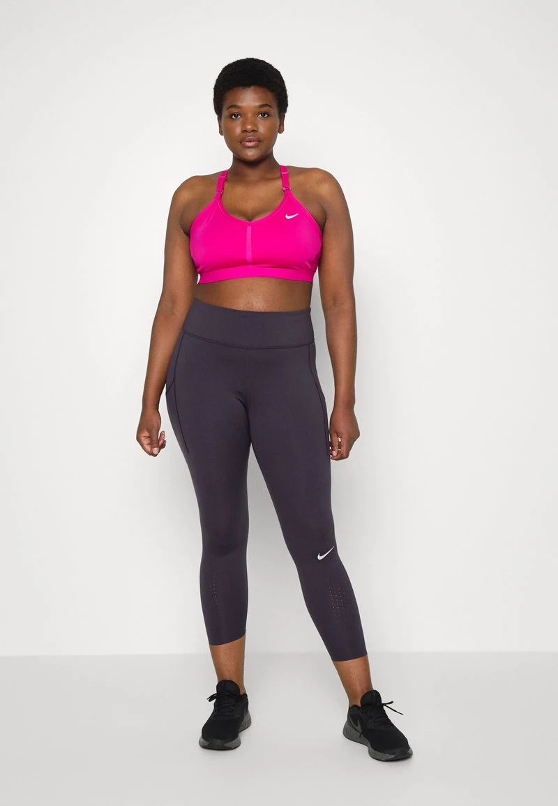 Nike Performance Damen INDY V NECK BRA PLUS - Sport-BH Mit Leichter Stützkraft - Active Pink/white 2 Nike Performance Damen INDY V NECK BRA PLUS - Sport-BH Mit Leichter Stützkraft - Active Pink/white – Bild 2