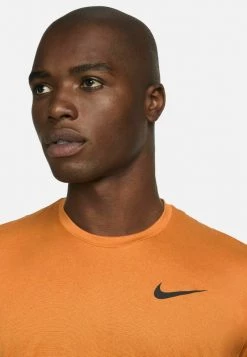 Nike Performance Herren Sport T-shirt - Mantra Orange Kumquat Heather Black 8 Nike Performance Herren Sport T-shirt - Mantra Orange Kumquat Heather Black -Angebote Nike Store 52f4e4b48e524bfd830f13bfd041a116