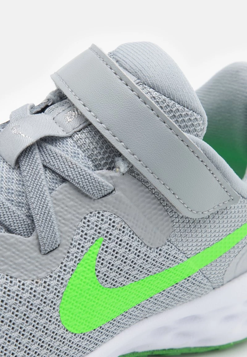 Nike Performance REVOLUTION 6 NN UNISEX - Laufschuh Neutral - Light Smoke Grey/green Strike/dark Smoke Grey/chrome 6 Nike Performance REVOLUTION 6 NN UNISEX - Laufschuh Neutral - Light Smoke Grey/green Strike/dark Smoke Grey/chrome – Bild 6