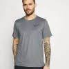 Nike Performance Herren Sport T-shirt - Black/smoke Grey/heather/black