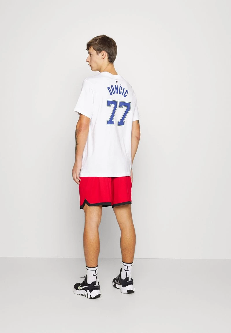 Nike Performance NBA LUKA DONCIC DALLAS MAVERICKS MOMENTS MIXTAPES NAME AND NUMBER - Vereinsmannschaften - White | Herren 3 Nike Performance NBA LUKA DONCIC DALLAS MAVERICKS MOMENTS MIXTAPES NAME AND NUMBER - Vereinsmannschaften - White | Herren – Bild 3