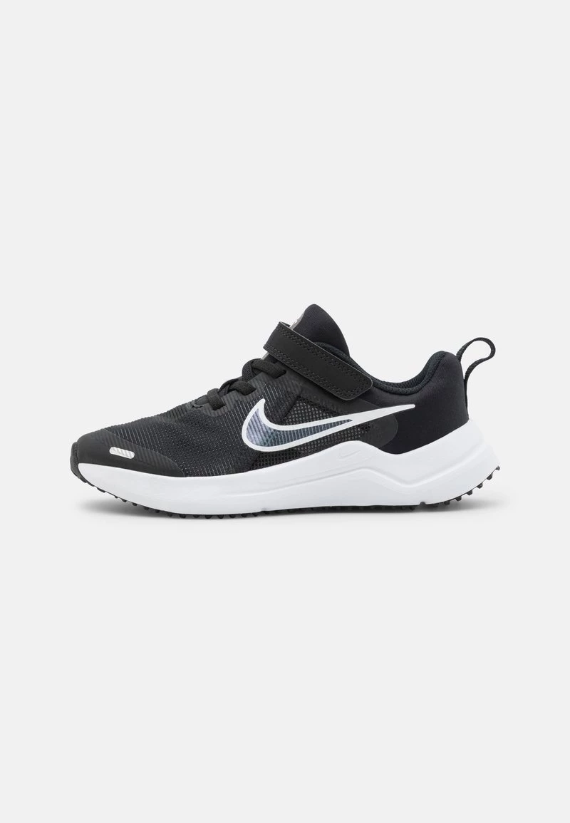Nike Performance DOWNSHIFTER 12 NN UNISEX - Laufschuh Neutral - Black/white/dark Smoke Grey 1 Nike Performance DOWNSHIFTER 12 NN UNISEX - Laufschuh Neutral - Black/white/dark Smoke Grey