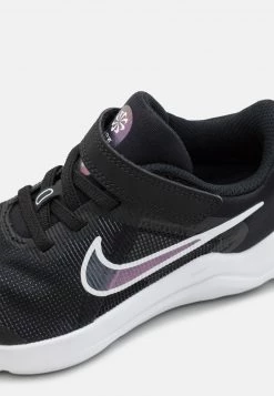 Nike Performance DOWNSHIFTER 12 NN UNISEX - Laufschuh Neutral - Black/white/dark Smoke Grey 11 Nike Performance DOWNSHIFTER 12 NN UNISEX - Laufschuh Neutral - Black/white/dark Smoke Grey -Angebote Nike Store 564c58d9e57b4abf8eb88eb9d1b127d6