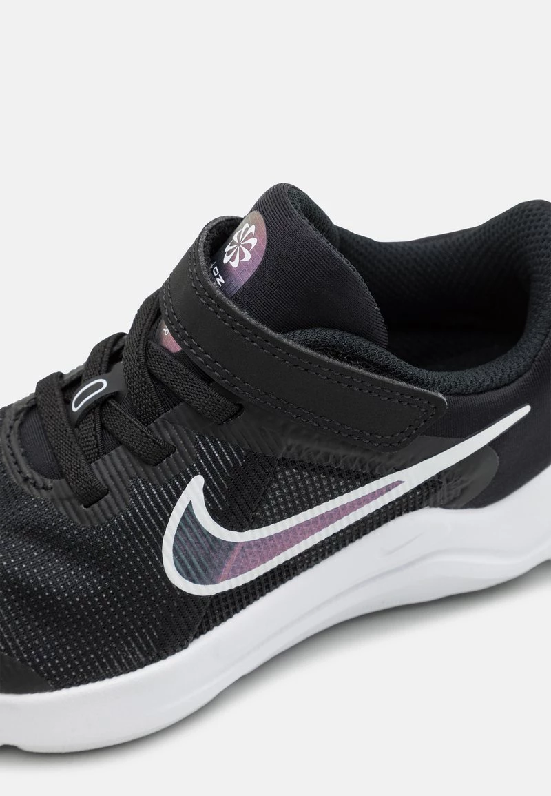 Nike Performance DOWNSHIFTER 12 NN UNISEX - Laufschuh Neutral - Black/white/dark Smoke Grey 6 Nike Performance DOWNSHIFTER 12 NN UNISEX - Laufschuh Neutral - Black/white/dark Smoke Grey – Bild 6