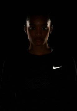 Nike Performance Langarmshirt - Schwarz (200) | Damen -Angebote Nike Store 56a8292da1494d0d80d8abc773f07564