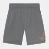 Nike Performance Kinder Kurze Sporthose - Smoke Grey/total Orange