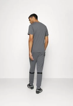 Nike Performance Herren PARIS ST. GERMAIN TRAVEL CL - Vereinsmannschaften - Dark Grey/black/siren Red 9 Nike Performance Herren PARIS ST. GERMAIN TRAVEL CL - Vereinsmannschaften - Dark Grey/black/siren Red -Angebote Nike Store 5848cf9073d642ee9df307277048eecd