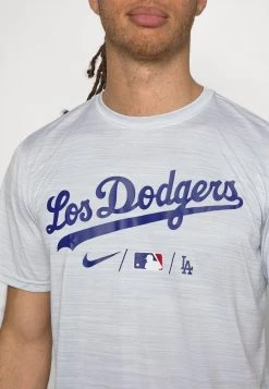 Nike Performance Herren MLB LA DODGERS NIKE CITY CONNECT LEGEND PRACTICE VELOCITY - Vereinsmannschaften - White 9 Nike Performance Herren MLB LA DODGERS NIKE CITY CONNECT LEGEND PRACTICE VELOCITY - Vereinsmannschaften - White -Angebote Nike Store 58b9977cb6d04232a6e5a089f5891875