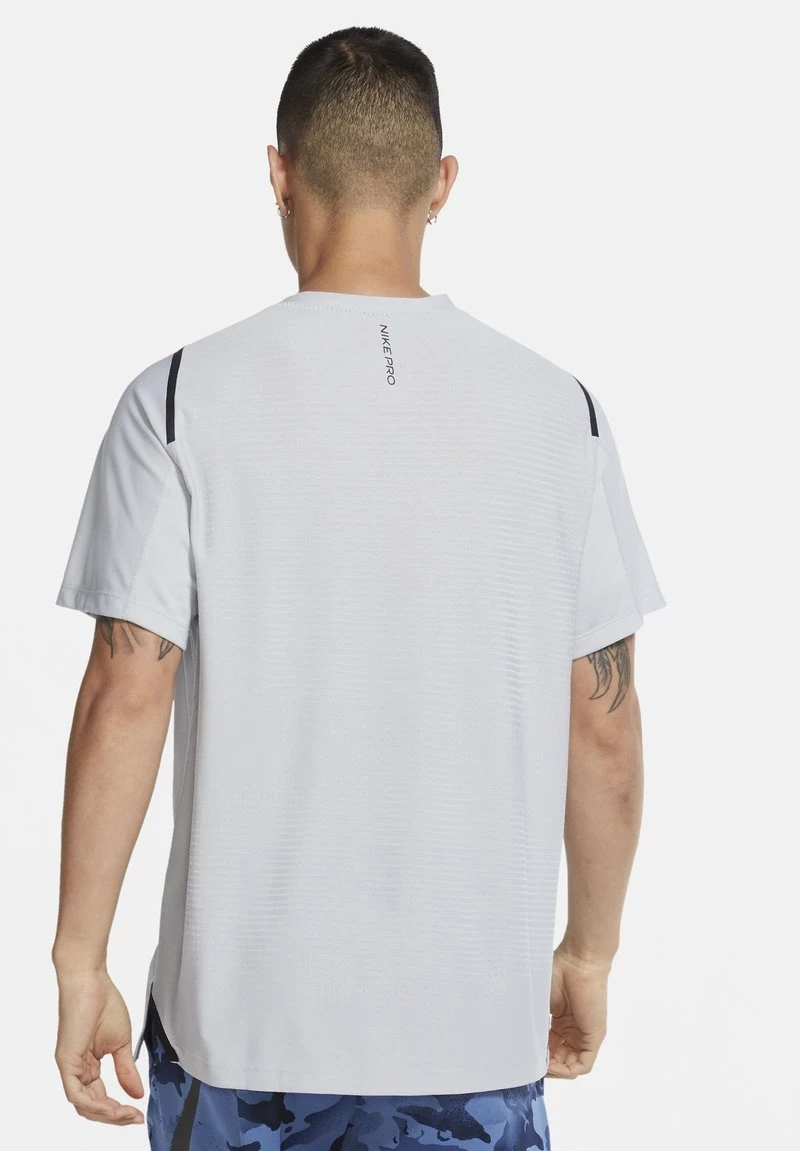 Nike Performance Herren M SS NPC - T-Shirt Print - Light Solar Flare Heather/heather/black 3 Nike Performance Herren M SS NPC - T-Shirt Print - Light Solar Flare Heather/heather/black – Bild 3