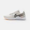 Nike Performance Damen LEGEND ESSENTIAL 2 PRM - Trainingsschuh - Light Bone/black/wheat/white/light Brown