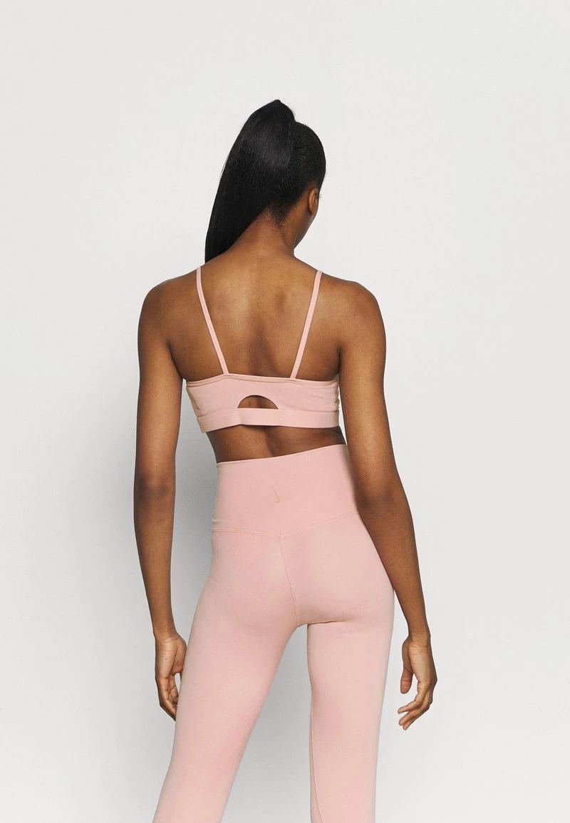 Nike Performance Damen INDY YOGA ESSENTIALS BRA - Sport-BH Mit Leichter Stützkraft - Pink Glaze/rust Pink 3 Nike Performance Damen INDY YOGA ESSENTIALS BRA - Sport-BH Mit Leichter Stützkraft - Pink Glaze/rust Pink – Bild 3