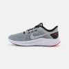 Nike Performance Herren QUEST 4 - Laufschuh Neutral - Light Smoke Grey/black/siren Red/white