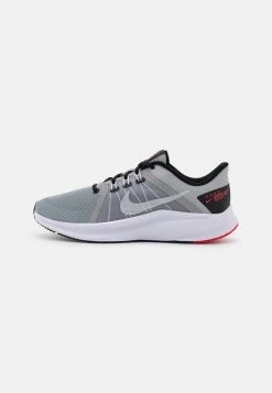 Nike Performance Herren QUEST 4 - Laufschuh Neutral - Light Smoke Grey/black/siren Red/white