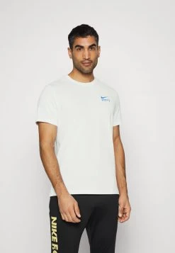 Nike Performance Herren EASONAL TEE - T-Shirt Print - White