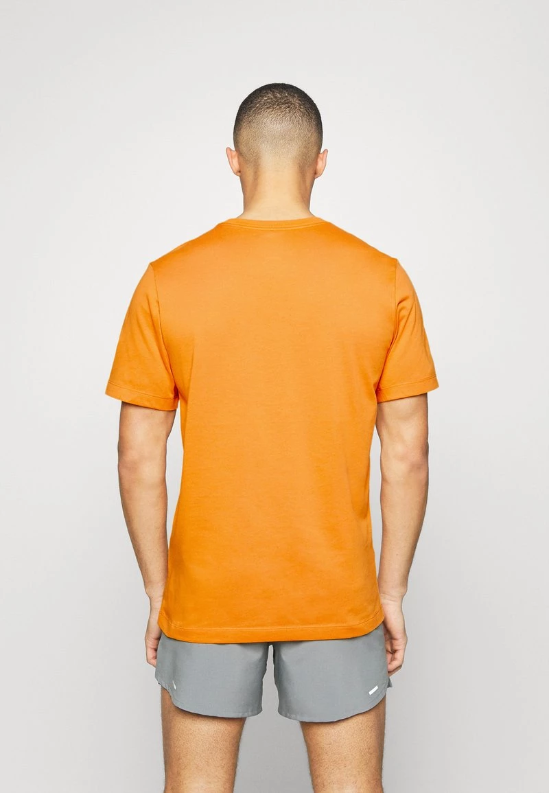 Nike Performance Herren TEE HERITAGE - Sport T-shirt - Light Curry 3 Nike Performance Herren TEE HERITAGE - Sport T-shirt - Light Curry – Bild 3