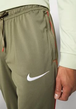 Nike Performance Herren FC LIBERO PANT - Jogginghose - Medium Olive/habanero Red/white 9 Nike Performance Herren FC LIBERO PANT - Jogginghose - Medium Olive/habanero Red/white -Angebote Nike Store 66e6bff544ab4fad9951c5656869e759