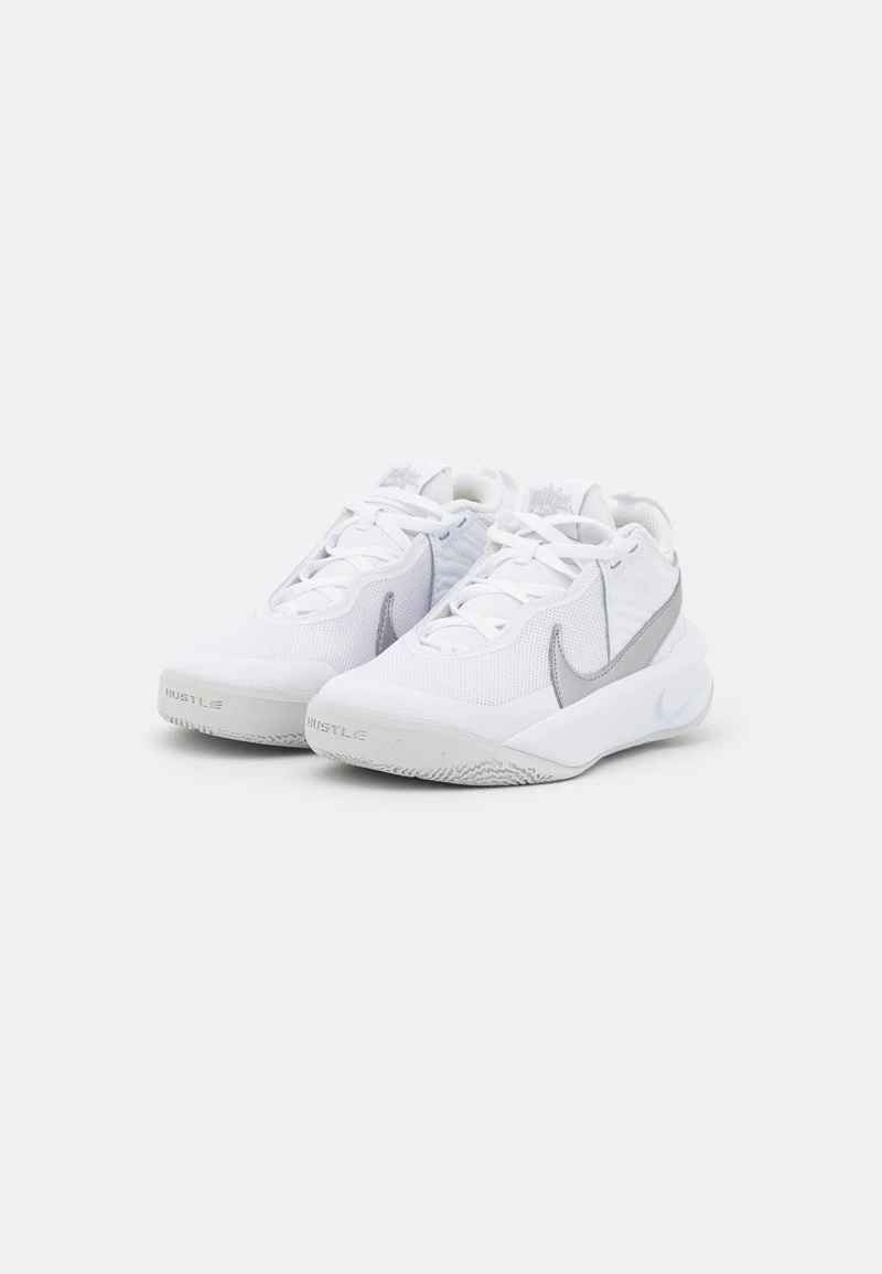 Nike Performance TEAM HUSTLE 10 UNISEX - Basketballschuh - White/metallic Silver/volt/photon Dust 2 Nike Performance TEAM HUSTLE 10 UNISEX - Basketballschuh - White/metallic Silver/volt/photon Dust – Bild 2