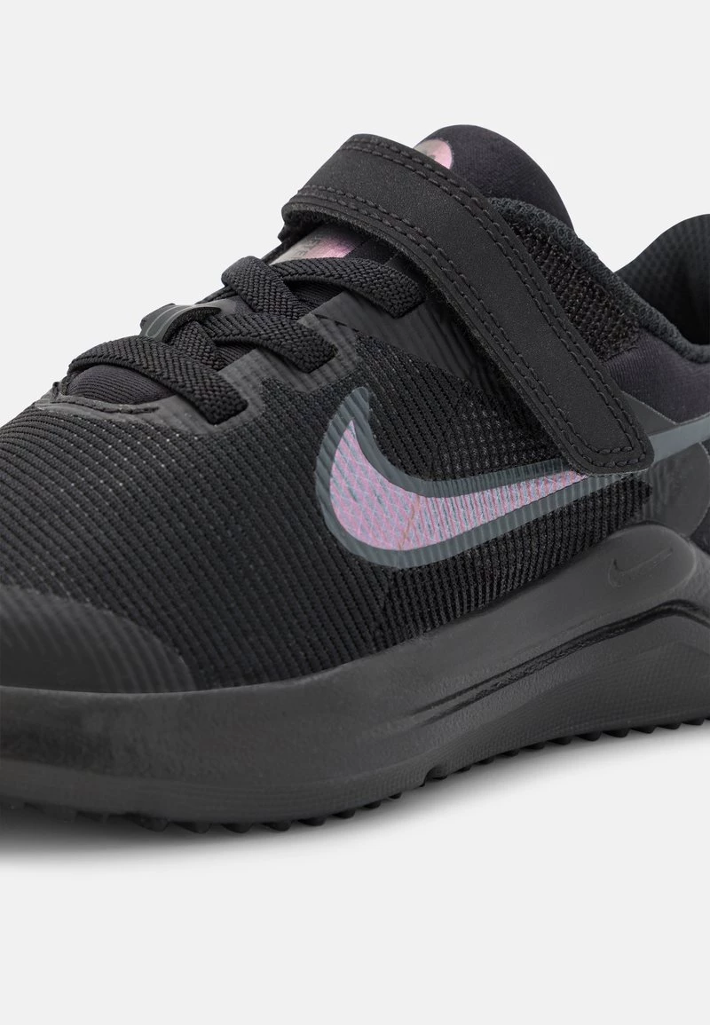 Nike Performance DOWNSHIFTER 12 NN UNISEX - Laufschuh Neutral - Black/ligt Smoke Grey/dark Smoke Grey 6 Nike Performance DOWNSHIFTER 12 NN UNISEX - Laufschuh Neutral - Black/ligt Smoke Grey/dark Smoke Grey – Bild 6