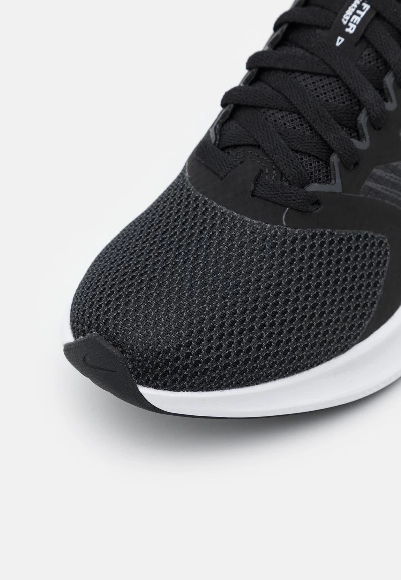 Nike Performance Damen DOWNSHIFTER 11 - Laufschuh Stabilität - Black/white/dark Smoke Grey 6 Nike Performance Damen DOWNSHIFTER 11 - Laufschuh Stabilität - Black/white/dark Smoke Grey – Bild 6