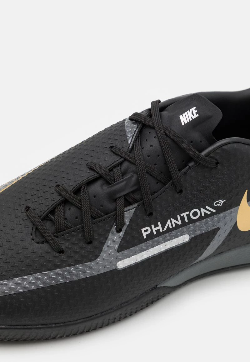 Nike Performance Unisex PHANTOM GT2 ACADEMY IC - Fußballschuh Halle - Black/metallic Dark Grey/metallic Gold 6 Nike Performance Unisex PHANTOM GT2 ACADEMY IC - Fußballschuh Halle - Black/metallic Dark Grey/metallic Gold – Bild 6