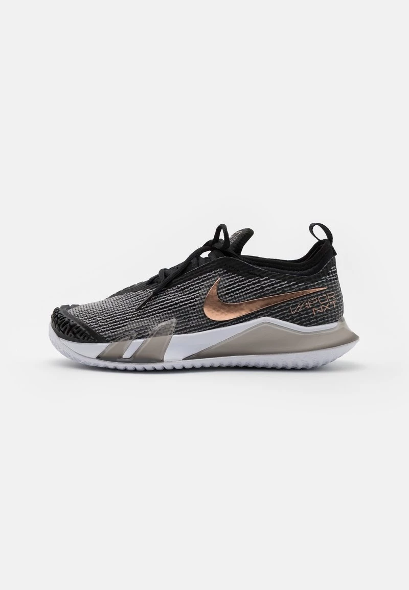 Nike Performance Damen REACT VAPOR NXT - Multicourt Tennisschuh - Black/white/metallic Red Bronze 1 Nike Performance Damen REACT VAPOR NXT - Multicourt Tennisschuh - Black/white/metallic Red Bronze