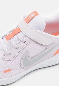 Nike Performance REVOLUTION 5 UNISEX - Laufschuh Neutral - Light Violet/metallic Platinum/crimson Bliss/white -Angebote Nike Store 6a17314b1a5246f4a9ae7160238a8c69