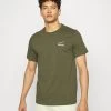 Nike Performance EASONAL TEE - T-Shirt Print - Medium Olive | Herren