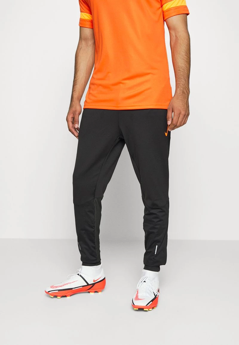 Nike Performance Herren STRIKE PANT WINTERIZED - Jogginghose - Black/total Orange 1 Nike Performance Herren STRIKE PANT WINTERIZED - Jogginghose - Black/total Orange