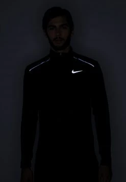 Nike Performance Herren Sport T-shirt - Black/reflective Silver -Angebote Nike Store 6d8306d6b557406d9fbc63e5e5444cfa