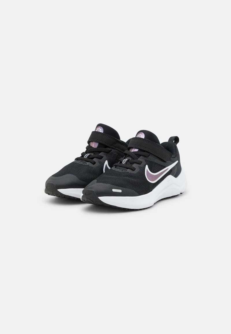 Nike Performance DOWNSHIFTER 12 NN UNISEX - Laufschuh Neutral - Black/white/dark Smoke Grey 2 Nike Performance DOWNSHIFTER 12 NN UNISEX - Laufschuh Neutral - Black/white/dark Smoke Grey – Bild 2