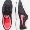Nike Performance Unisex REVOLUTION 4 - Laufschuh Neutral - Black/white/racer Pink