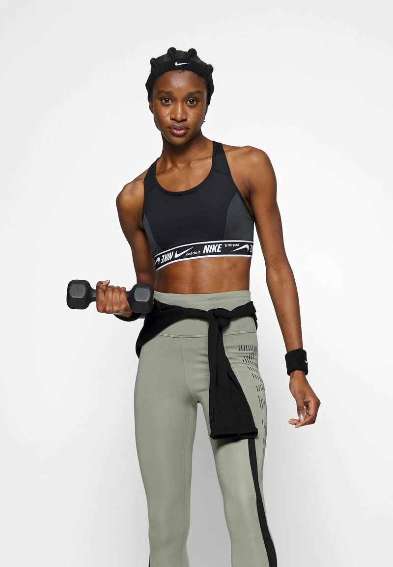 Nike Performance Damen LOGO BRA - Sport-BH Mit Mittlerer Stützkraft - Black/white 4 Nike Performance Damen LOGO BRA - Sport-BH Mit Mittlerer Stützkraft - Black/white – Bild 4